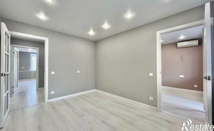 4-комн квартира улица Суркова, 6,  д. 6