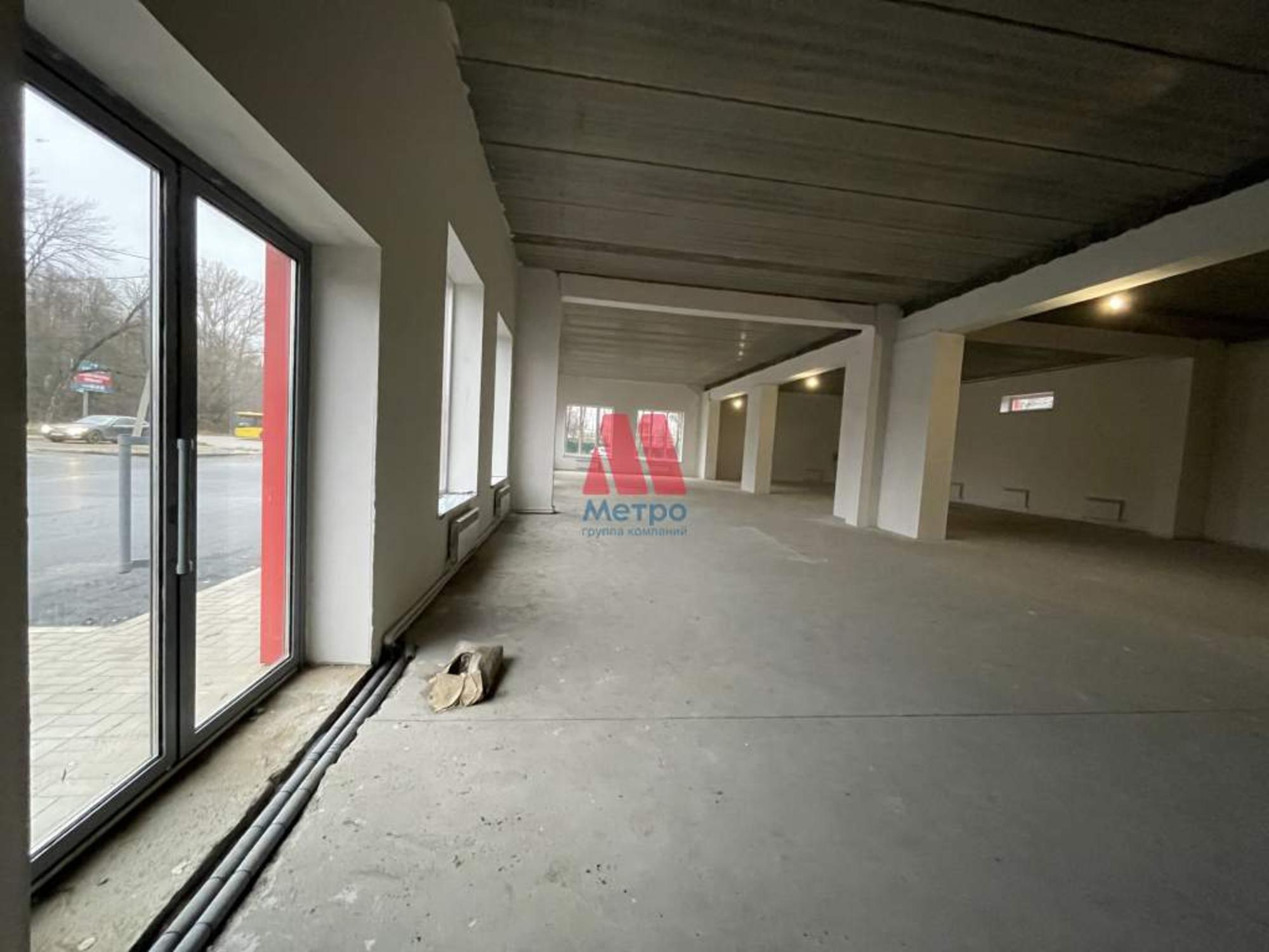 Сдать торговое помещение за 350 000 рублей на Парижская Коммуна улица, д.11