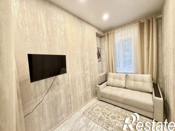 2-комн квартира Максимова ул, 7