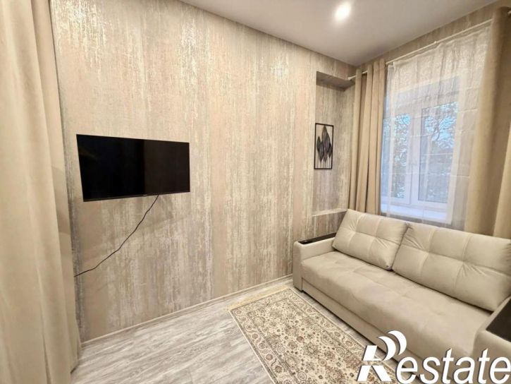 2-комн квартира Максимова ул, 7